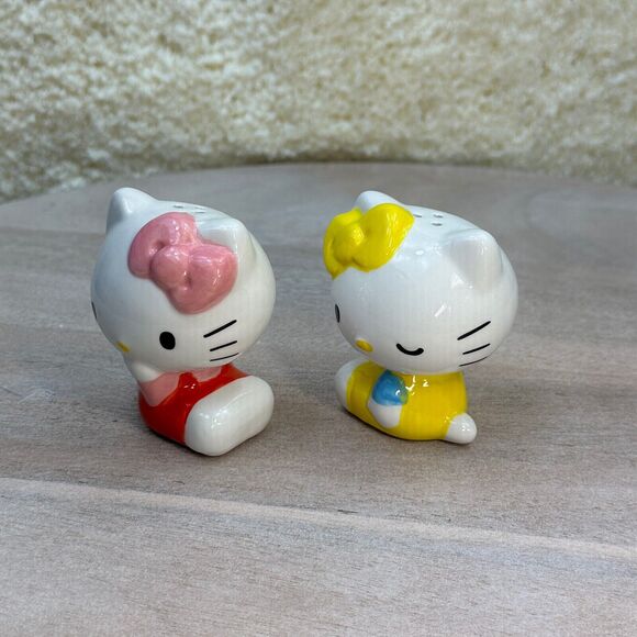 Hello Kitty Ceramic Salt and Pepper Shaker Set Yellow Pink White Sanrio New - Picture 3 of 16